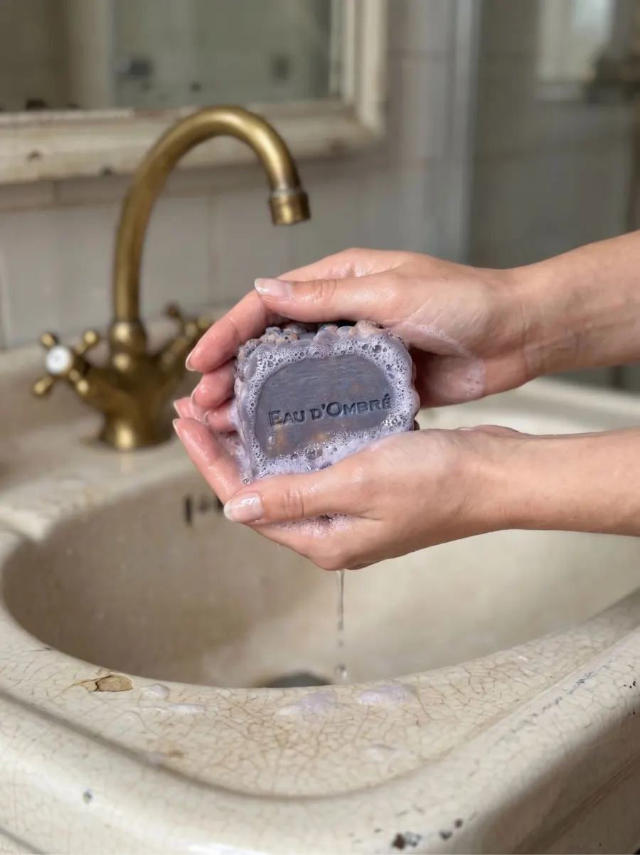Мыло Eau de Ombré в руках